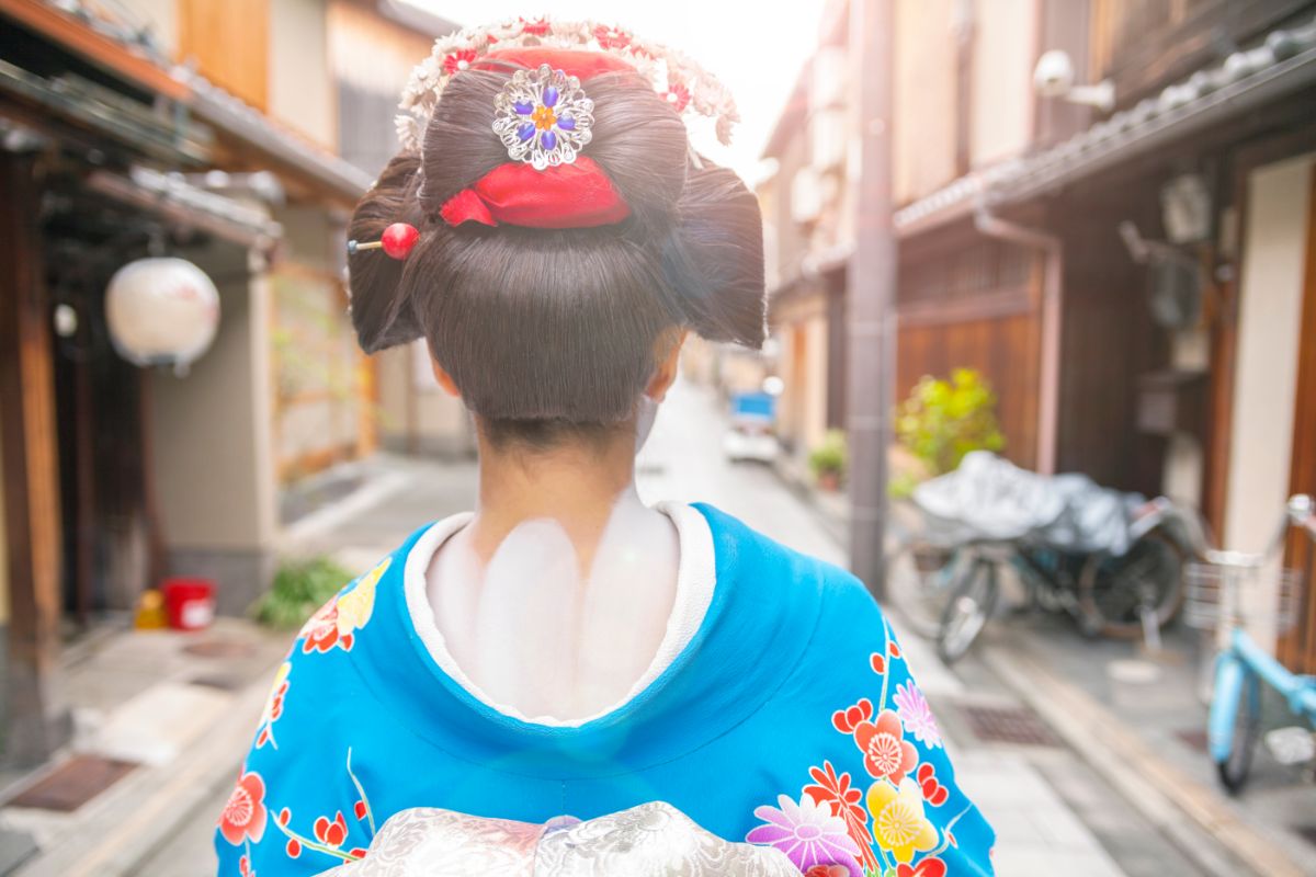 What Do Geisha Wear In Their Hair? - Japanese Hairstyles Explained!