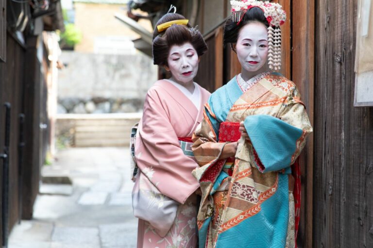 Why Do Geisha Have White Faces? – Traditional Japanese Makeup Explained ...